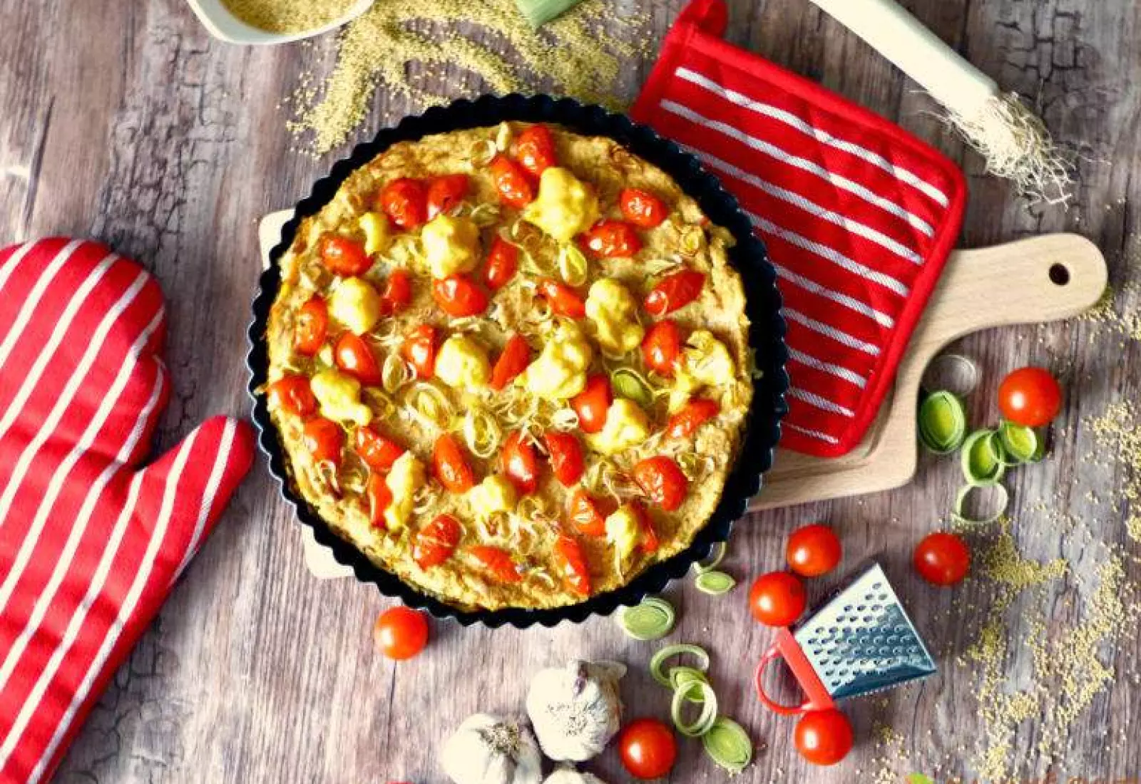 Slaný koláč s rajčaty, provensálským šmakounem…