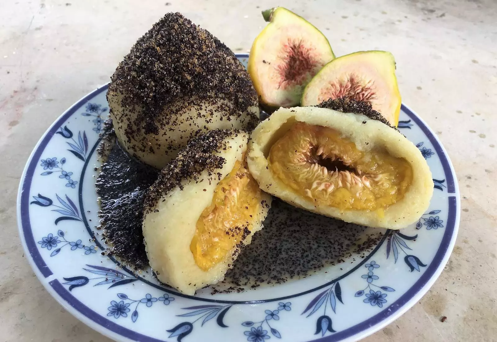 Fíkové knedlíky z bramborového těsta sypané makem