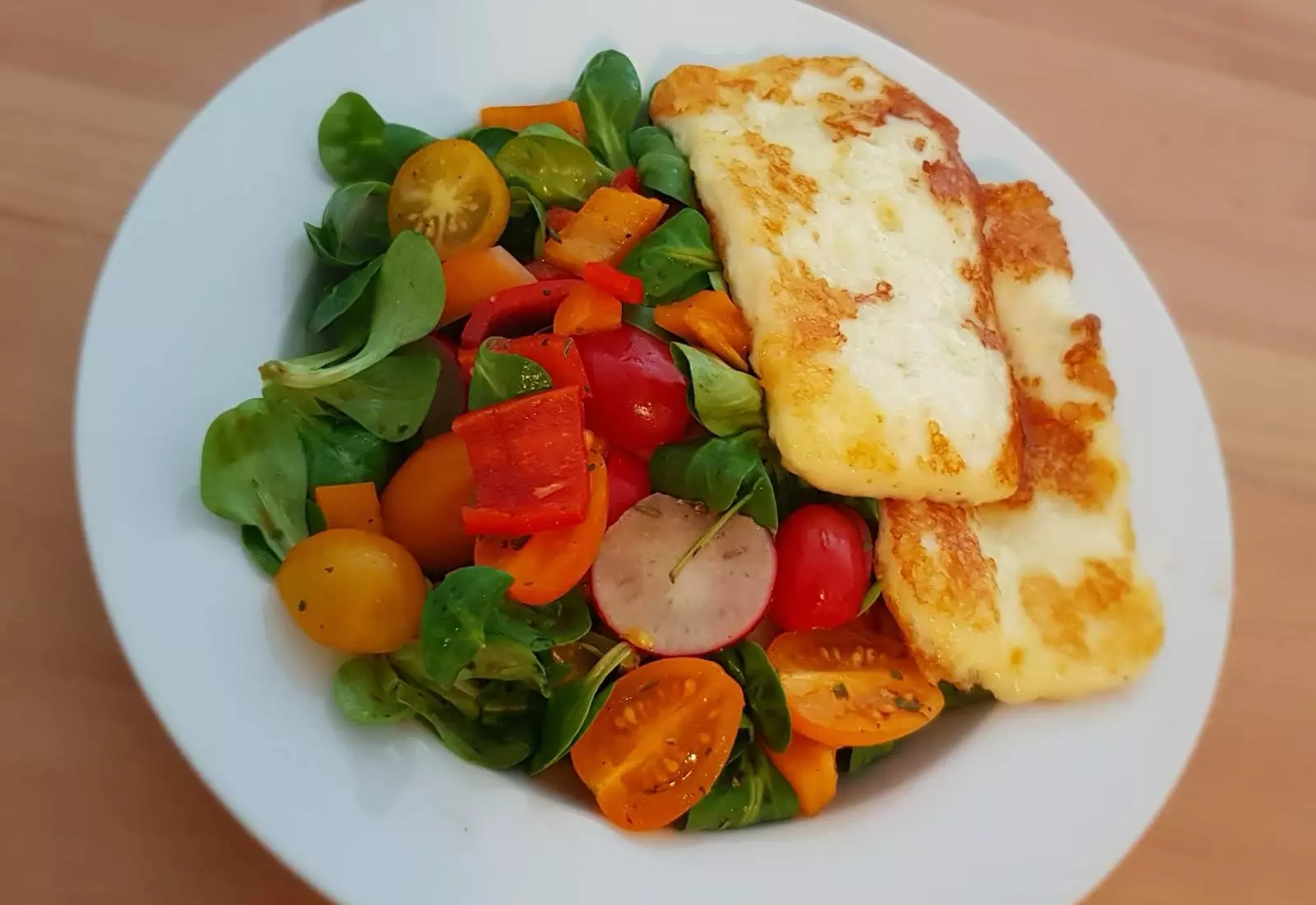 Sýr halloumi s polníčkovým salátem