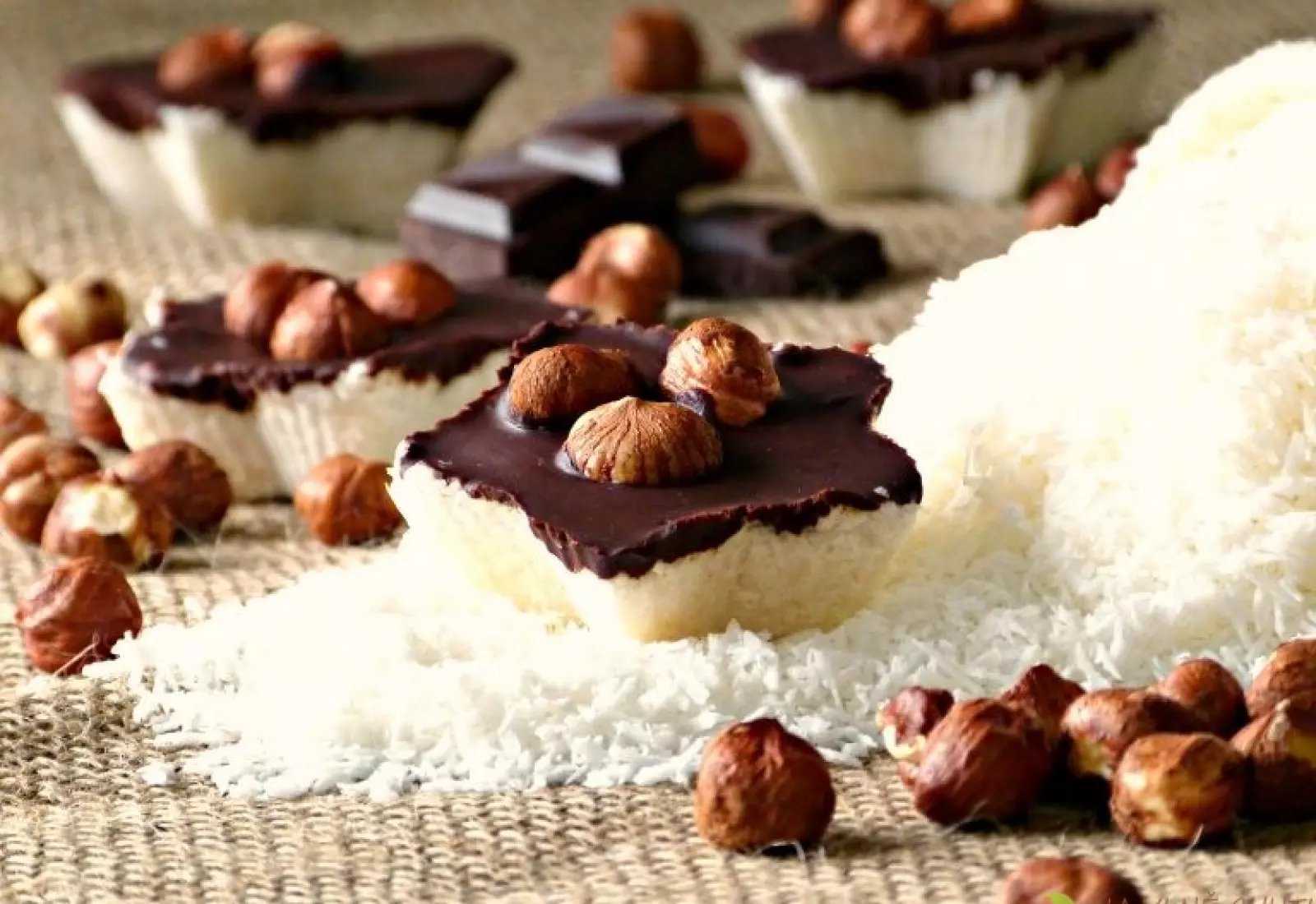 Kokosové hvězdičky se šmakoun kokosovým krémem, čokoládou a lískovými ořechy