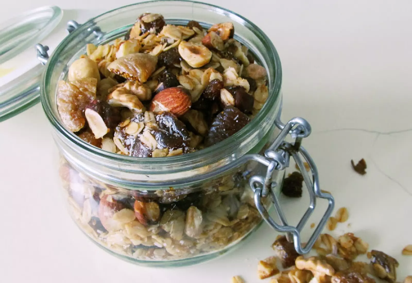 Granola s fíky a datlemi